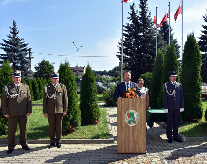 Starosta Sebastian Szaleniec podziękował Wojskowemu Komendantowi Uzupełnień ppłkowi Andrzejowi Kłusiowi za rzetelnie pełnioną służbę