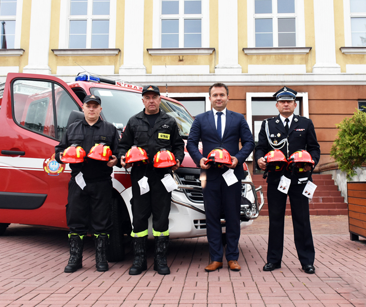 Starosta Sebastian Szaleniec przekazał hełmy OSP Dobieszowice