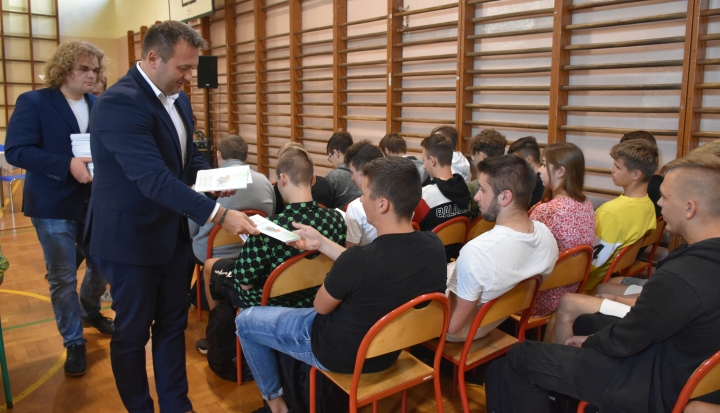 Starosta Sebastian Szaleniec rozdał uczniom egzemplarze lektury