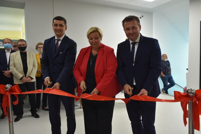 Uroczystego przecięcia wstęgi dokonali Starosta Sebastian Szaleniec z Wicestarostą dariuszem Waluszczykiem i Dyrektor Aldoną Sylwą