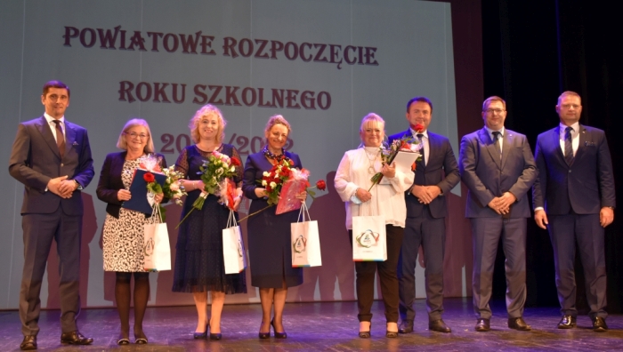 Stanowiska dyrektorów powierzono dziś: Iwonie Więcławek-Wardyniec (ZSS w Czeladzi), dr Agnieszce Hetman (II LO w Będzinie), Annie Wacławczyk (III LO w Będzinie), Barbarze Cebuli (PPPP w Będzinie)
