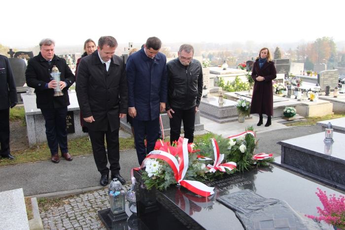 Z ramienia Powiatu Będzińskiego kwiaty i znicze złożyli Starosta Będziński Sebastian Szaleniec, Przewodniczący Rady Powiatu Będzińskiego Jan Powałka oraz Wicestarosta Dariusz Waluszczyk 