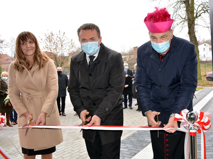 Wstęgę ze Starostą Sebastianem Szaleńcem uroczyście przecięli JE Biskup Grzegorz Kaszak i Dyrektor PCPR Olga Machura