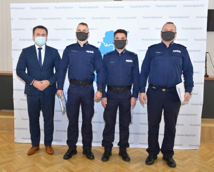 Starosta Sebastian Szaleniec złożył funkcjonariuszom KPP w Będzinie - sierżantom Pawłowi Wadasowi i Bartłomiejowi Janusowi, podziękowania za uratowanie dwunastoletniego chłopca